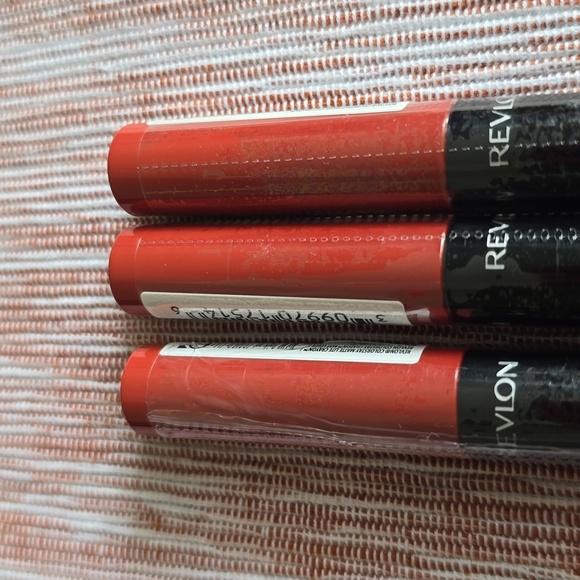 REVLON BRAND WOMENS COLORSTAY MATTE LITE LIP CRAYON BUNDLE OF 3 - Picture 3 of 9